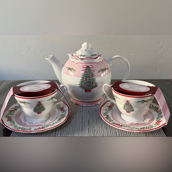 Christmas Beautiful 222 Fifth Pink Teapot With Christmas Tree And Tea Cups.